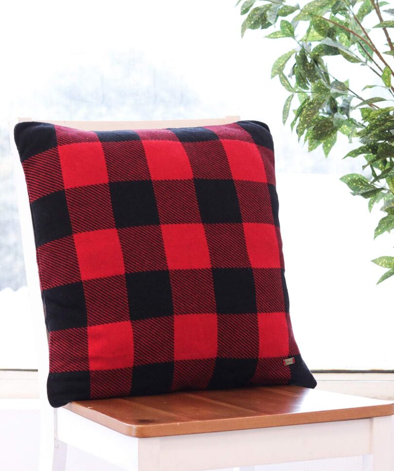 its checkered way cotton knitted decorative cushion cover red black color
